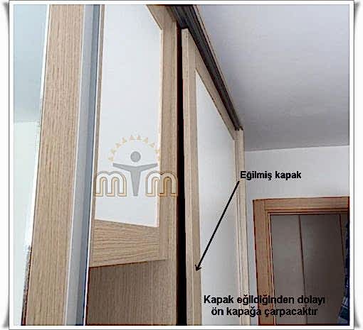 Sürgü ray kapakları neden orta kısımdan eğilir? Gardırop dolabımın kapakları orta kısmın eğilmiş veya kamburlaşmış. Kapaklar birbirine sürtüyor. Bu sorun neden oluşur? Bu soruya cevap olarak yazılacak pek bir şey yok. Ben yinede kısa ve öz olarak sorunun sebebini birkaç kelimede özetlemeye çalışayım. Gardırop raylı kapaklar ray üzerinde çalışan, boyu ortalama 180 cm ile 220 cm arasında değişen panellerdir. Kullanılan malzeme itibariyle bu boylardaki tüm kapaklar eğilim gösterir. Sebebi ise uzun olması.