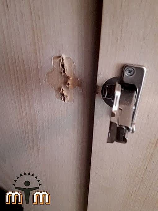 Bayrampaşa Altıntepe Mahallesi Mobilya Tamir Servis Mobilya tamir servisi olarak Altıntepe mahallesi mobilya tamiri konusunda hizmet veriyoruz. Mobilyalar yapısı gereği ahşaptan imal olması nedeniyle kolay hasar alabiliyor. Evden eve taşıma hizmeti veren bazı firmalar işlerini gelişi güzel yaptıklarından dolayı geride bir çok sorunlar bırakabiliyorlar. Mobilya tamir işlemi işinde deneyimli ve tecrübeli teknisyenler tarafından dikkatlice yapılmalıdır. İşinde deneyimli olmayan kişiler tarafından yapılan mobilya tamir işlemleri geri dönüşü olmayan hasarlara sebebiyet verebilmektedirler. Mobilyalarınızın kaliteli ve uzun ömürlü tamir işlemi yapılması için konusunda uzman firmamızla iletişime geçerek randevu talebi oluşturabilirsiniz.