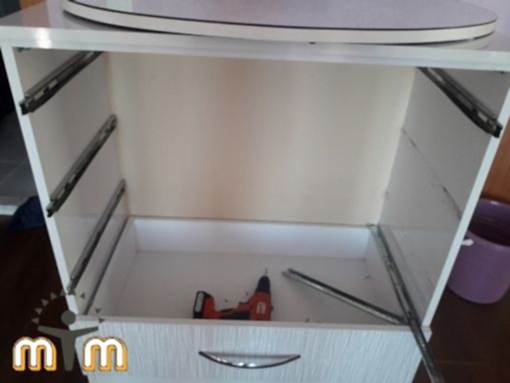 Arnavutköy Hastane Mahallesi Mobilya Tamir Servis Mobilya tamir servisi olarak Hastane mahallesi mobilya tamiri konusunda hizmet veriyoruz. Mobilyalar yapısı gereği ahşaptan imal olması nedeniyle kolay hasar alabiliyor. Evden eve taşıma hizmeti veren bazı firmalar işlerini gelişi güzel yaptıklarından dolayı geride bir çok sorunlar bırakabiliyorlar. Mobilya tamir işlemi işinde deneyimli ve tecrübeli teknisyenler tarafından dikkatlice yapılmalıdır.