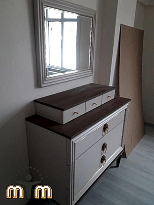 Avcılar Merkez Mahallesi Mobilya Tamir Servis Mobilya tamir servisi olarak Merkez mahallesi mobilya tamiri konusunda hizmet veriyoruz. Mobilyalar yapısı gereği ahşaptan imal olması nedeniyle kolay hasar alabiliyor. Evden eve taşıma hizmeti veren bazı firmalar işlerini gelişi güzel yaptıklarından dolayı geride bir çok sorunlar bırakabiliyorlar. Mobilya tamir işlemi işinde deneyimli ve tecrübeli teknisyenler tarafından dikkatlice yapılmalıdır