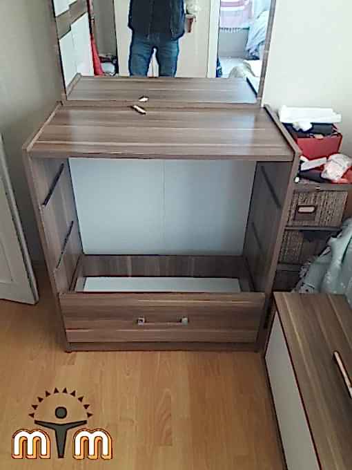 Bağcılar Kemalpaşa Mahallesi Mobilya Tamir Servis Mobilya tamir servisi olarak Kemalpaşa mahallesi mobilya tamiri konusunda hizmet veriyoruz. Mobilyalar yapısı gereği ahşaptan imal olması nedeniyle kolay hasar alabiliyor. Evden eve taşıma hizmeti veren bazı firmalar işlerini gelişi güzel yaptıklarından dolayı geride bir çok sorunlar bırakabiliyorlar. Mobilya tamir işlemi işinde deneyimli ve tecrübeli teknisyenler tarafından dikkatlice yapılmalıdır. İşinde deneyimli olmayan