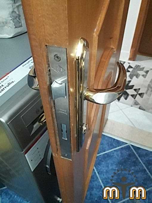 Bahçelievler Hürriyet Mahallesi Mobilya Tamir Servis Mobilya tamir servisi olarak Hürriyet mahallesi mobilya tamiri konusunda hizmet veriyoruz. Mobilyalar yapısı gereği ahşaptan imal olması nedeniyle kolay hasar alabiliyor. Evden eve taşıma hizmeti veren bazı firmalar işlerini gelişi güzel yaptıklarından dolayı geride bir çok sorunlar bırakabiliyorlar. Mobilya tamir işlemi işinde deneyimli ve tecrübeli teknisyenler tarafından dikkatlice yapılmalıdır. İşinde deneyimli