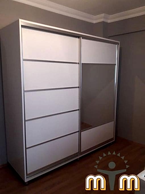 Beşiktaş Yıldız Mahallesi Mobilya Tamir Servis Mobilya tamir servisi olarak Yıldız mahallesi mobilya tamiri konusunda hizmet veriyoruz. Mobilyalar yapısı gereği ahşaptan imal olması nedeniyle kolay hasar alabiliyor. Evden eve taşıma hizmeti veren bazı firmalar işlerini gelişi güzel yaptıklarından dolayı geride bir çok sorunlar bırakabiliyorlar. Mobilya tamir işlemi işinde deneyimli ve tecrübeli teknisyenler tarafından dikkatlice yapılmalıdır