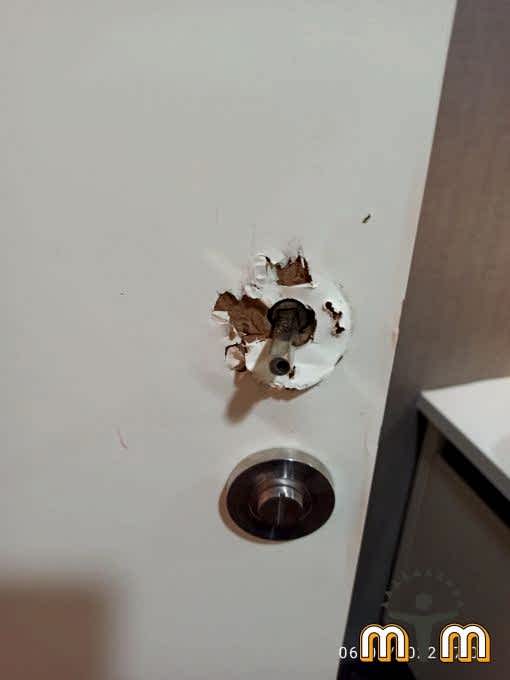 Beyoğlu Arapcamii Mahallesi Mobilya Tamir Servis Mobilya tamir servisi olarak Arapcamii mahallesi mobilya tamiri konusunda hizmet veriyoruz. Mobilyalar yapısı gereği ahşaptan imal olması nedeniyle kolay hasar alabiliyor. Evden eve taşıma hizmeti veren bazı firmalar işlerini gelişi güzel yaptıklarından dolayı geride bir çok sorunlar bırakabiliyorlar. Mobilya tamir işlemi işinde deneyimli ve tecrübeli teknisyenler tarafından dikkatlice yapılmalıdır. İşinde