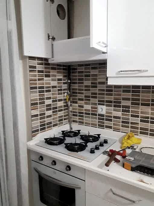 Esenler Tuna Mahallesi Mobilya Tamir Servis Mobilya tamir servisi olarak Tuna mahallesi mobilya tamiri konusunda hizmet veriyoruz. Mobilyalar yapısı gereği ahşaptan imal olması nedeniyle kolay hasar alabiliyor. Evden eve taşıma hizmeti veren bazı firmalar işlerini gelişi güzel yaptıklarından dolayı geride bir çok sorunlar bırakabiliyorlar. Mobilya tamir işlemi işinde deneyimli ve tecrübeli teknisyenler tarafından dikkatlice yapılmalıdır.