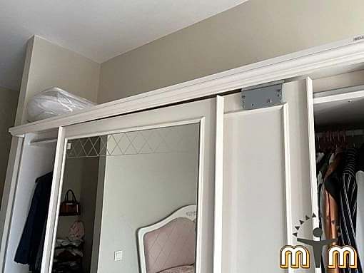 Esenyurt Güzelyurt Mahallesi Mobilya Tamir Servis Mobilya tamir servisi olarak Güzelyurt mahallesi mobilya tamiri konusunda hizmet veriyoruz. Mobilyalar yapısı gereği ahşaptan imal olması nedeniyle kolay hasar alabiliyor. Evden eve taşıma hizmeti veren bazı firmalar işlerini gelişi güzel yaptıklarından dolayı geride bir çok sorunlar bırakabiliyorlar. Mobilya tamir işlemi işinde deneyimli ve tecrübeli teknisyenler tarafından dikkatlice yapılmalıdır.