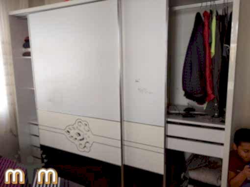 Esenyurt Saadetdere Mahallesi Mobilya Tamir Servis Mobilya tamir servisi olarak Saadetdere mahallesi mobilya tamiri konusunda hizmet veriyoruz. Mobilyalar yapısı gereği ahşaptan imal olması nedeniyle kolay hasar alabiliyor. Evden eve taşıma hizmeti veren bazı firmalar işlerini gelişi güzel yaptıklarından dolayı geride bir çok sorunlar bırakabiliyorlar. Mobilya tamir işlemi işinde deneyimli ve tecrübeli teknisyenler tarafından dikkatlice yapılmalıdır. İşinde deneyimli olmayan kişiler tarafından yapılan mobilya tamir işlemleri geri dönüşü olmayan hasarlara sebebiyet verebilmektedirler. Mobilyalarınızın