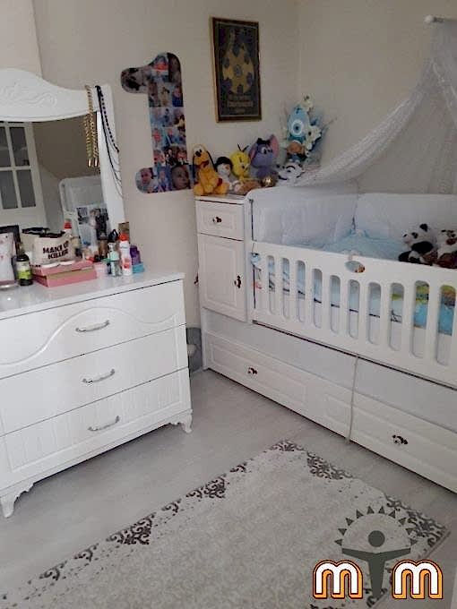 Esenyurt Yenikent Mahallesi Mobilya Tamir Servis Mobilya tamir servisi olarak Yenikent mahallesi mobilya tamiri konusunda hizmet veriyoruz. Mobilyalar yapısı gereği ahşaptan imal olması nedeniyle kolay hasar alabiliyor. Evden eve taşıma hizmeti veren bazı firmalar işlerini gelişi güzel yaptıklarından dolayı geride bir çok sorunlar bırakabiliyorlar. Mobilya tamir işlemi işinde deneyimli ve tecrübeli teknisyenler tarafından dikkatlice yapılmalıdır. İşinde deneyimli olmayan kişiler tarafından yapılan mobilya tamir işlemleri geri dönüşü olmayan hasarlara sebebiyet verebilmektedirler. Mobilyalarınızın