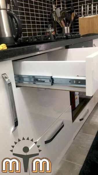 Küçükçekmece Yeşilova Mahallesi Mobilya Tamir Servis Mobilya tamir servisi olarak Yeşilova mahallesi mobilya tamiri konusunda hizmet veriyoruz. Mobilyalar yapısı gereği ahşaptan imal olması nedeniyle kolay hasar alabiliyor. Evden eve taşıma hizmeti veren bazı firmalar işlerini gelişi güzel yaptıklarından dolayı geride bir çok sorunlar bırakabiliyorlar. Mobilya tamir işlemi işinde deneyimli ve tecrübeli teknisyenler tarafından dikkatlice yapılmalıdır. İşinde deneyimli olmayan kişiler tarafından